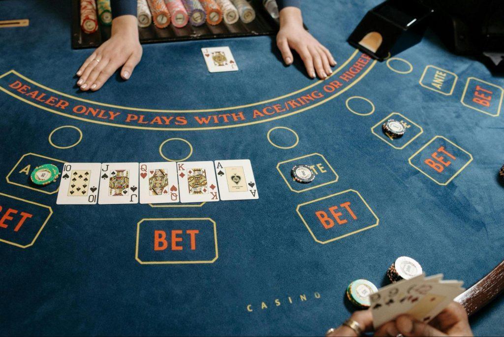 Khám phá thế giới game quay hũ trực tuyến hấp dẫn với nhiều phần thưởng bất ngờ